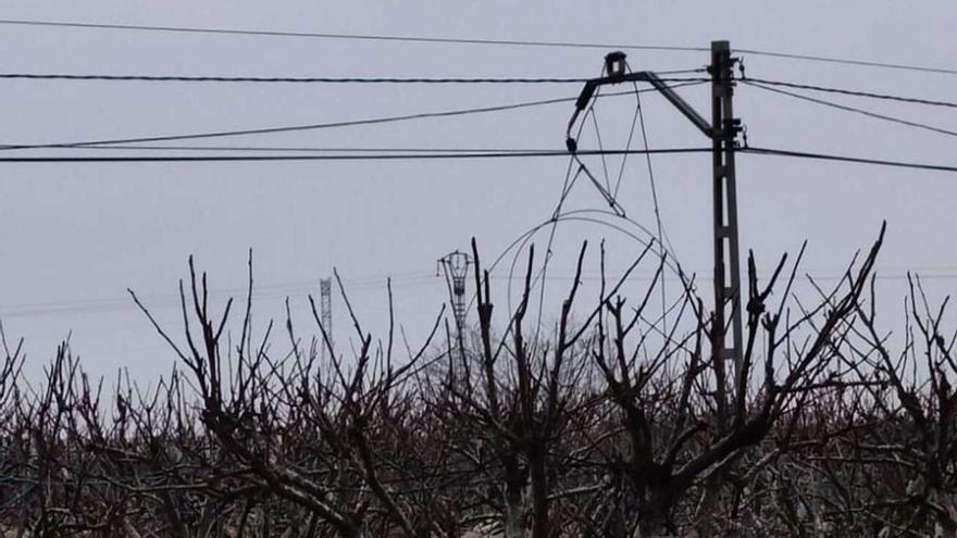 Cable arrancado de la caternaria del metro en Carlet