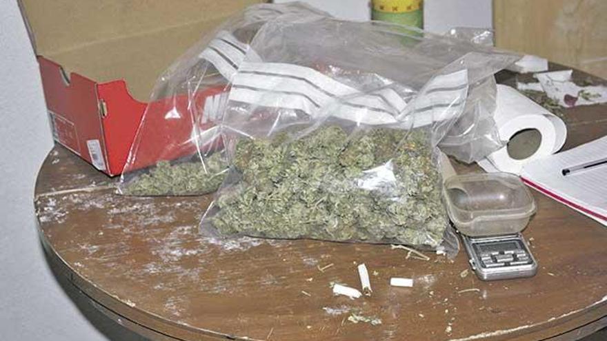 Bolsa de marihuana intervenida durante el operativo.