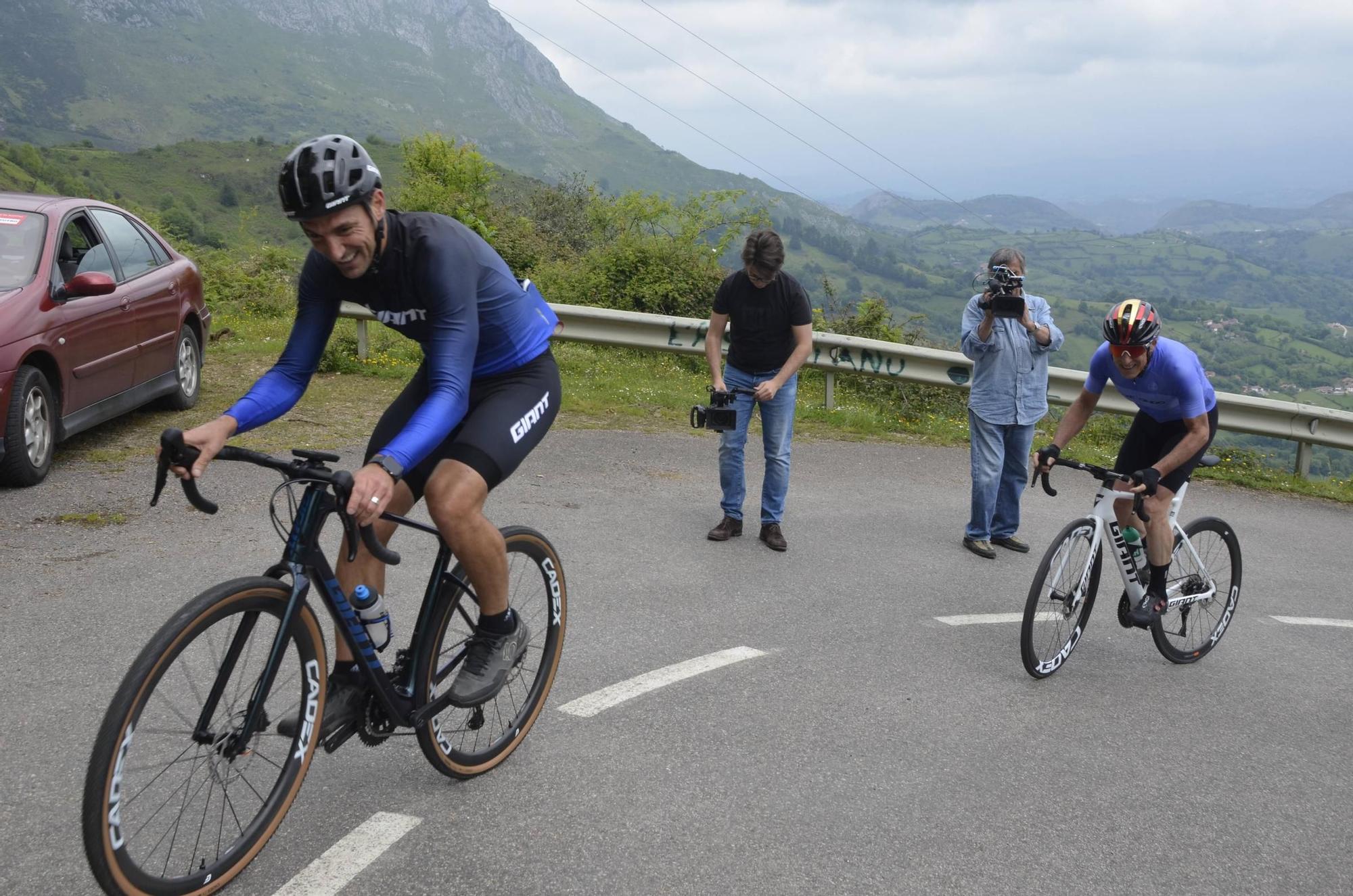 En imágenes: El seleccionador argentino Lionel Scaloni y Pedro Delgado suben al Angliru