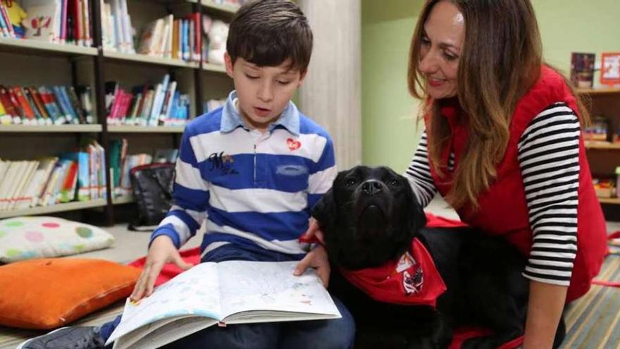 La perra &quot;Guinda&quot; ayudó a los niños grovenses a leer. // Muñiz