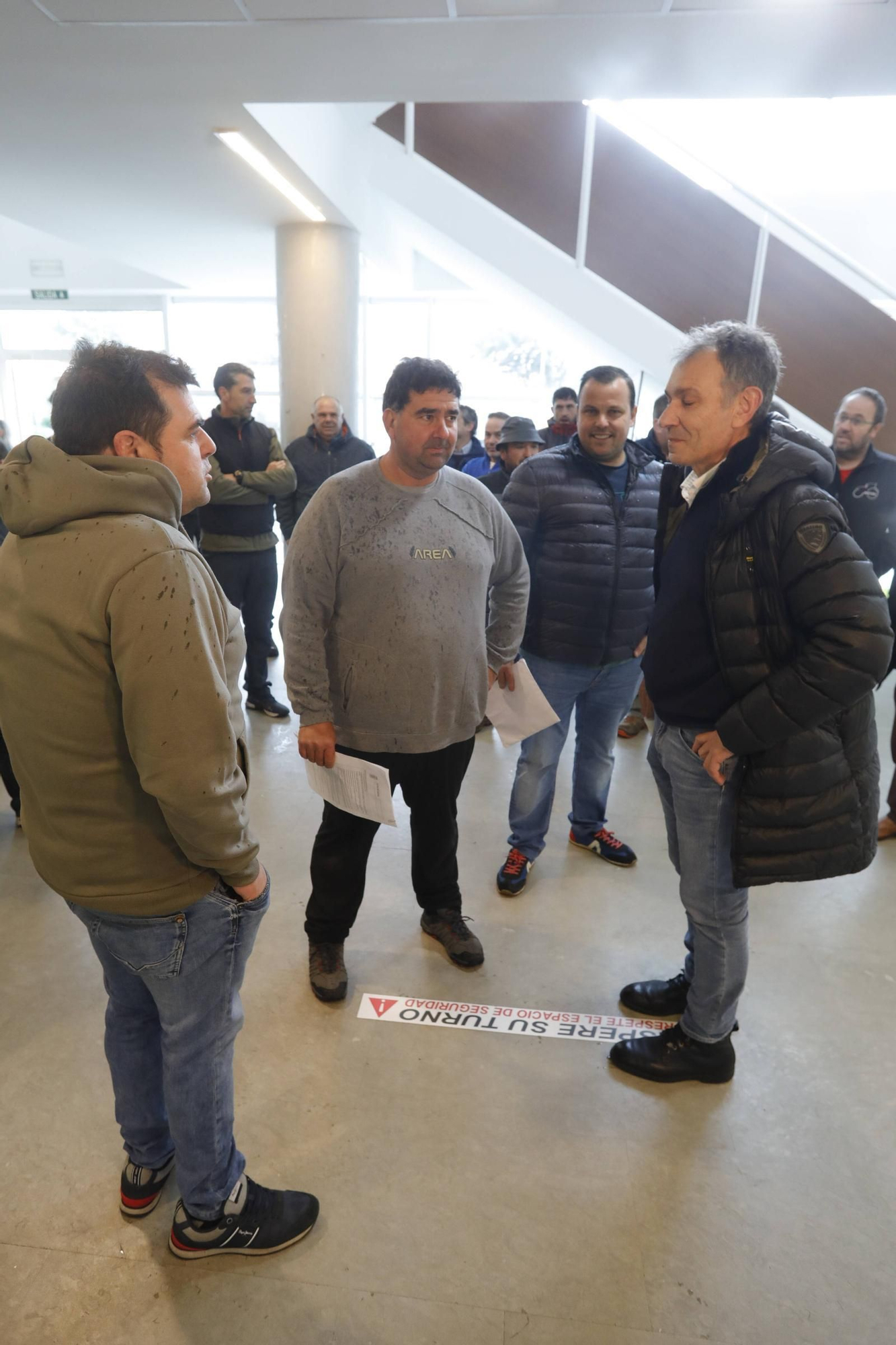 EN IMÁGENES: Los ganaderos toman con sus tractores la villa de Luanco