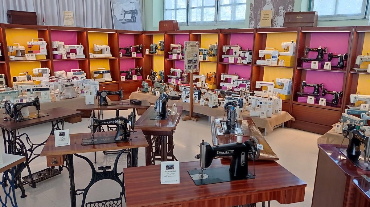 Parte de la colección de máquinas de coser propiedad de Luis de Pedro Nicolás.