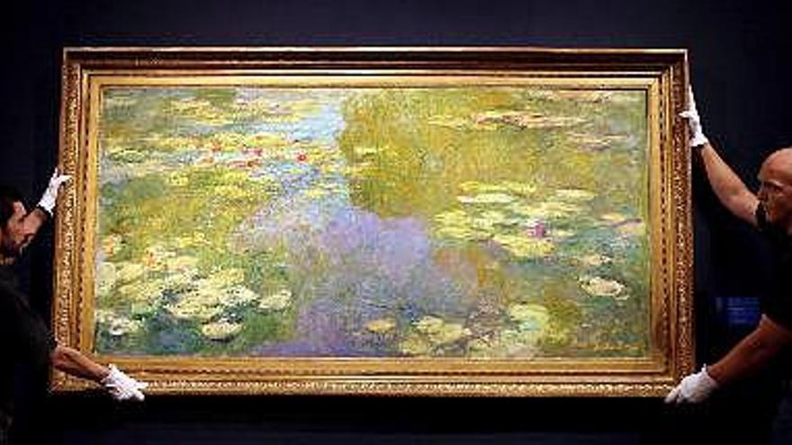 Fotografía de archivo del 20 de junio de 2008 en la que se observa al personal de la casa de subastas Christie´s de Londres poniendo en su lugar la pieza maestra de Claude Monet &quot;´Le bassin aux nympheas&quot;, que fue vendida por 51 millones 683 mil 539 euros.