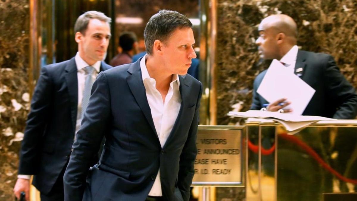 Peter Thiel, inversor de Facebook y asesor de Trump, sale de la Trump Tower.