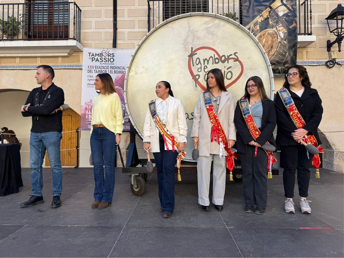 La alcaldesa, María Tormo, y la corte de honor, con el bombo gigante.