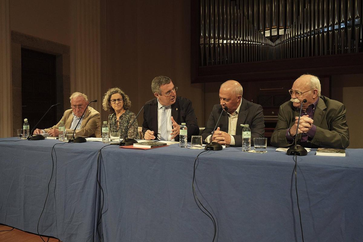 Fotogaleria: Victor Gay i Pere Codina reflexionen sobre la fragilitat de la vida en el llibre "Notes amb arrels"