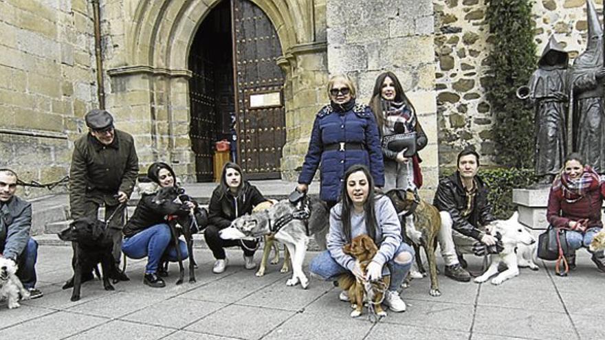 Día de &#039;perros&#039; en la parroquia de San Juan