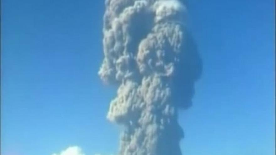 El volcán indonesio Sangiang entra en erupción