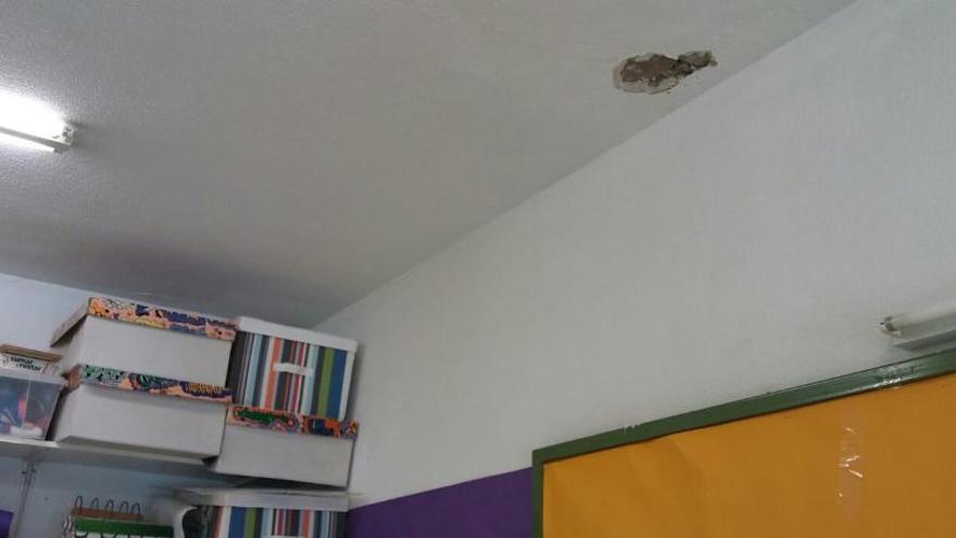 Desconchado por las lluvias en un aula de Infantil