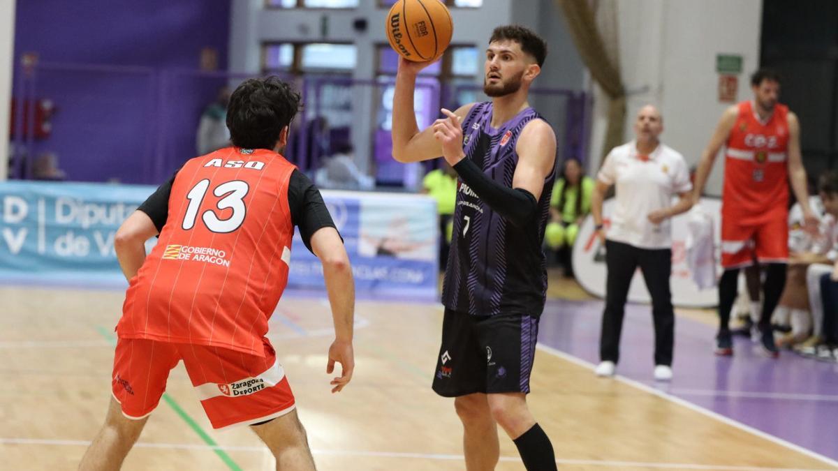 El escolta-alero de USA, Kyle Greeley, fue el mejor jugador de Proinbeni y del partido