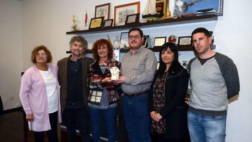 Pazó y Pichel entregaron al alcalde de A Illa el premio María Casares. // Noé Parga