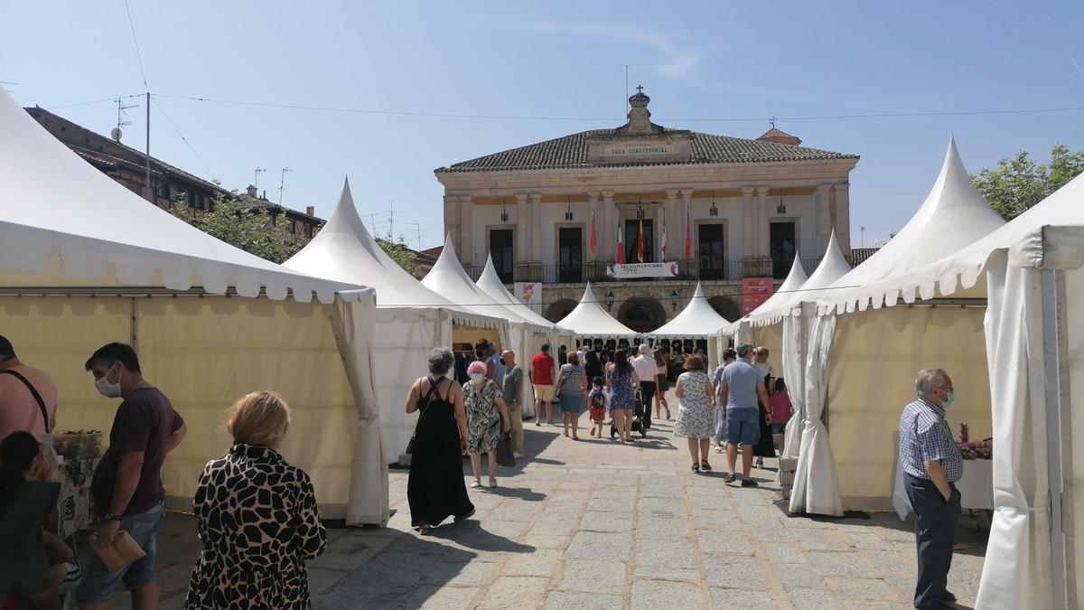 Visitantes recorren los diferentes puntos de venta de la feria instalados en la Plaza Mayor