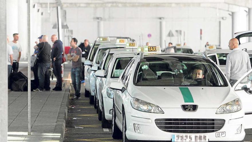 Los taxistas esperan que se apliquen las medidas contra el intrusismo en El Altet