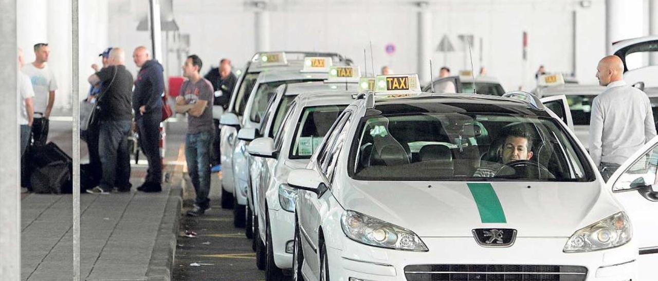 Los taxistas esperan que se apliquen las medidas contra el intrusismo en El Altet