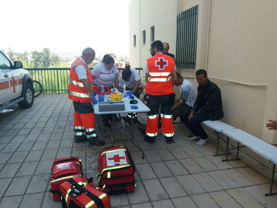 La embarcación ha llegado a la costa a las 8.00 horas y los ocupantes de la embarcación han sido trasladados al cuarte de la Guardia Civil