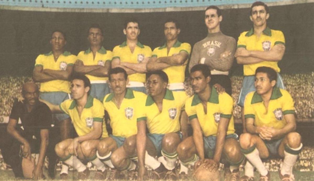 Ferreira, abajo a la derecha, con la selección de Brasil en Maracaná en 1956.