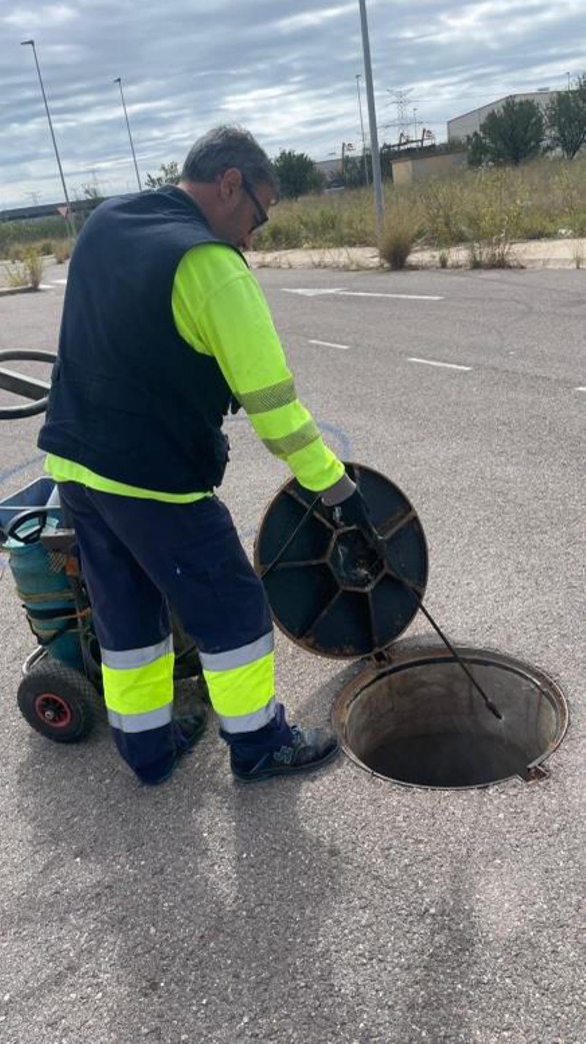 Un operario realiza un tratamiento contra las cucarachas en la red de alcantarillado de Castelló.