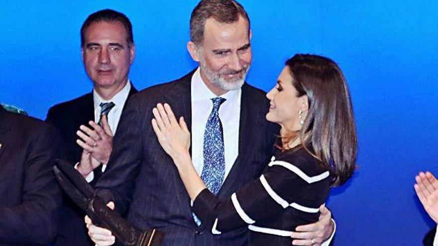 El rei Felip VI, felicitat per la seva dona després de recollir el Premi Mundial de la Pau.