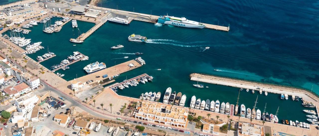 Imagen aérea de las dos dársenas del puerto de la Savina.