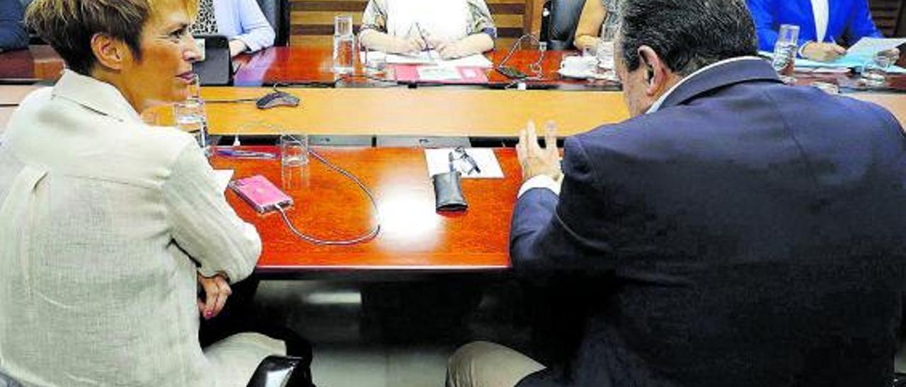 La consejera de Economía, Elena Máñez, y el de Sanidad, Blas Trujillo (de espaldas), en el Consejo de Gobierno de ayer.