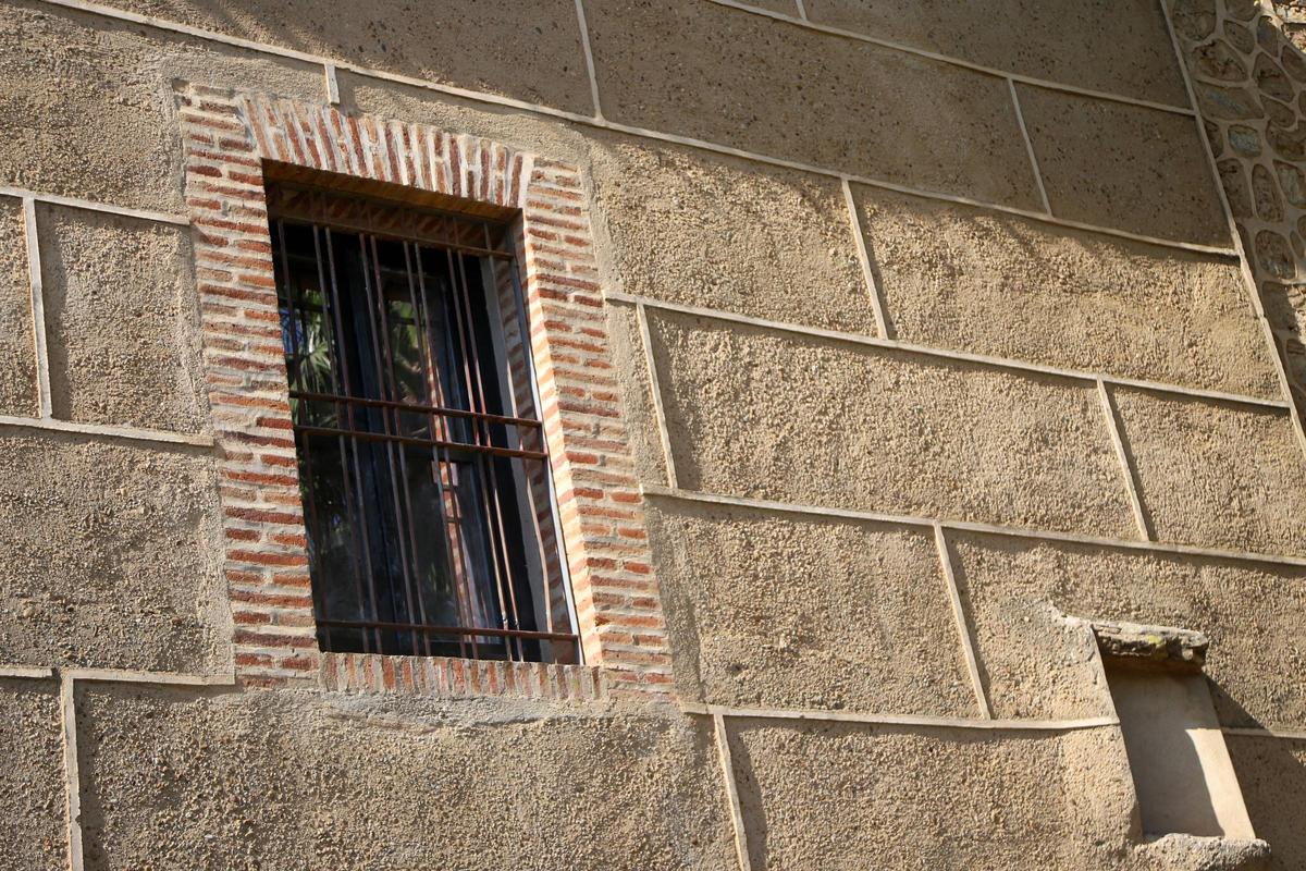 La ventana del Museo Arqueológico de Badajoz por la que accedieron los ladrones, ya reparada.