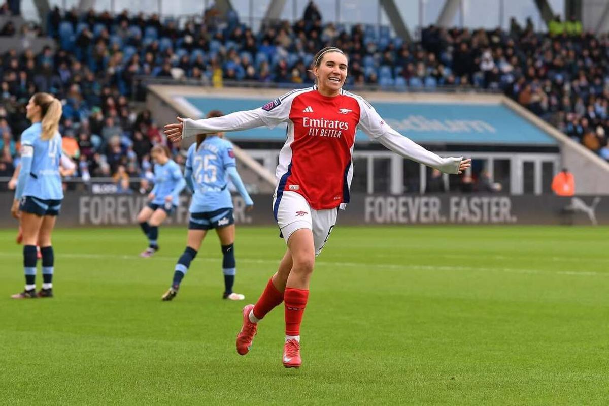 Mariona Caldentey celebra un gol con el Arsenal