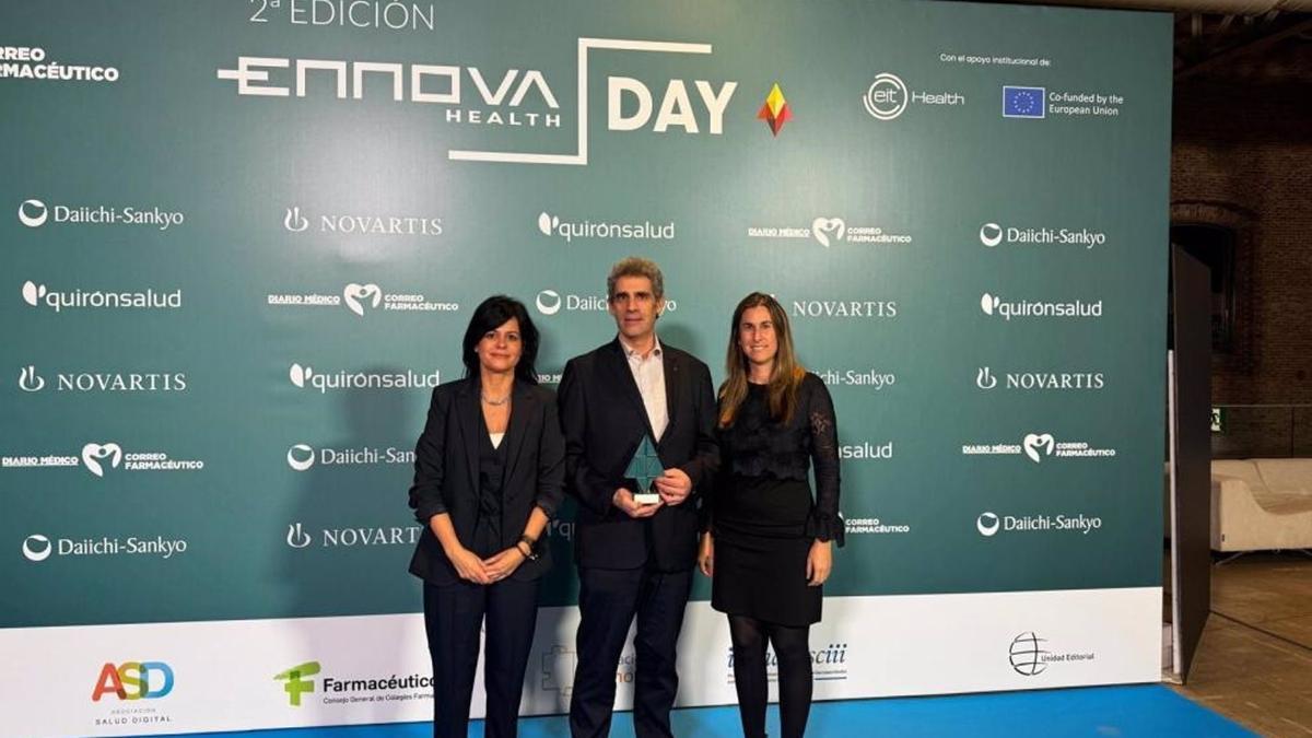 La directora de Atención Primaria del Sector Zaragoza I, Cristina Mínguez, y los desarrolladores del sistema, Enrique Llamas y Zaira García, recogen el premio Ennova Health