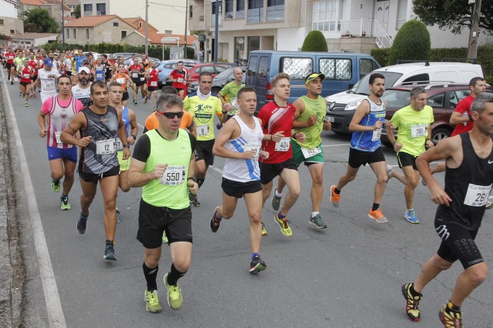 Más de medio millar de corredores completaron el espectacular y exigente recorrido de 21 kilómetros por la Costa da Vela de Cangas.