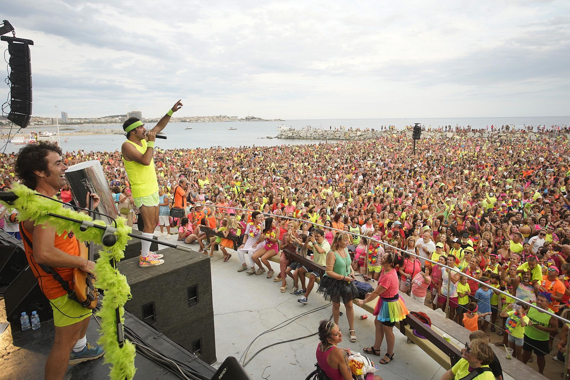 Milers de persones revolucionen Sant Antoni amb la Diverbeach