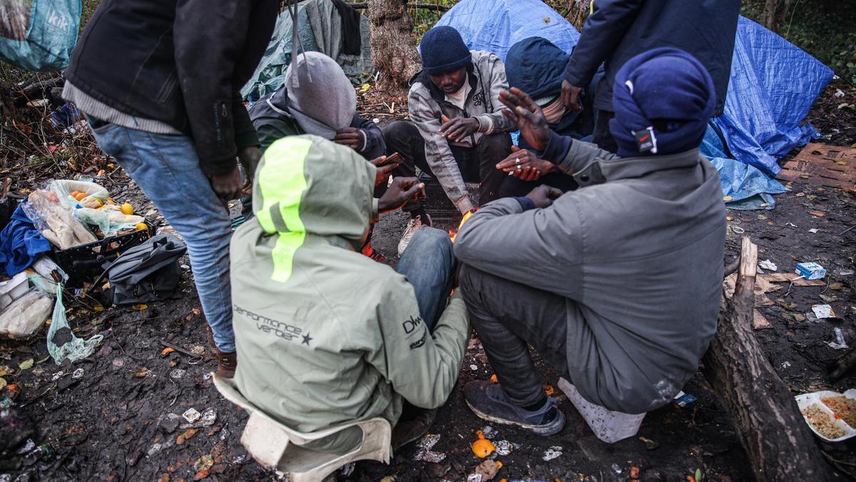 Inmigrantes en un campo en Calais.
