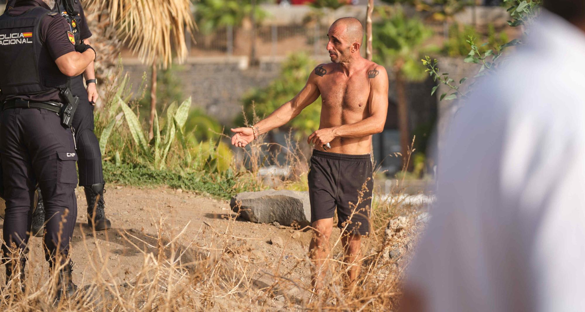 Retirada de casetas y enseres en la playa de la trasera del Parque Marítimo