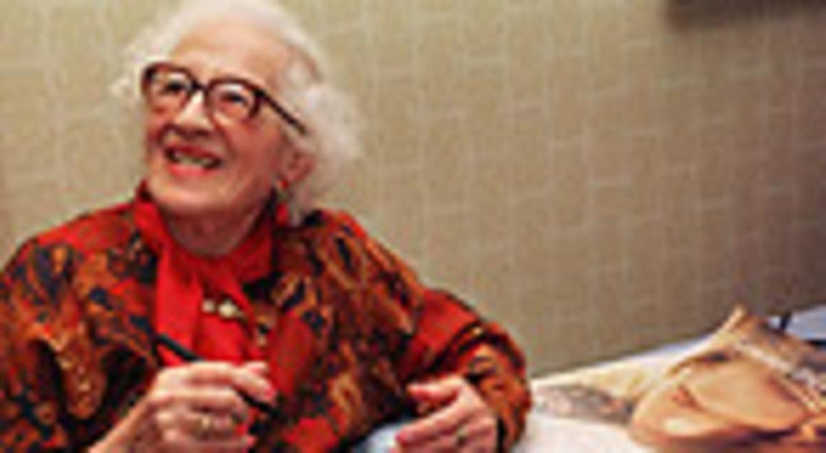 Millvina Dean, última supervivent del Titanic, amb un pòster de la pel·lícula. Millvina Dean, última supervivent del Titanic, amb un pòster de la pel·lícula.