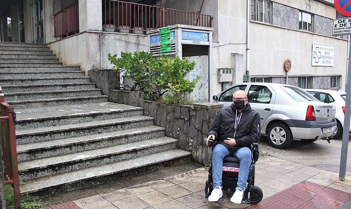 Jose Vigo Uzal, ante la larga escalera del antiguo ambulatorio, único acceso al INSS.  |