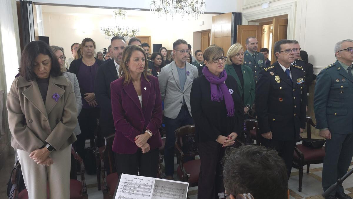 La subdelegada, Antonia García Valls, la alcaldesa, Begoña Carrasco, y la senadora socialista Eva Redondo, con representantes de las fuerzas de seguridad en el acto por el 25N en la subdelegación del Gobierno, entre otros ediles y representantes políticos