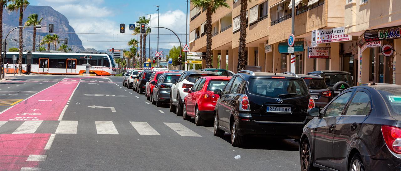 Un tren de FGV cruzando por el paso a nivel de la Avenida Beniardà de Benidorm, que será sustituido por un paso inferior.