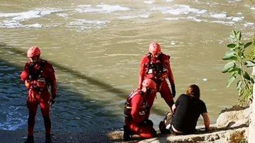 Rescatan del río a un joven tras caer a la altura de la pasarela Manterola