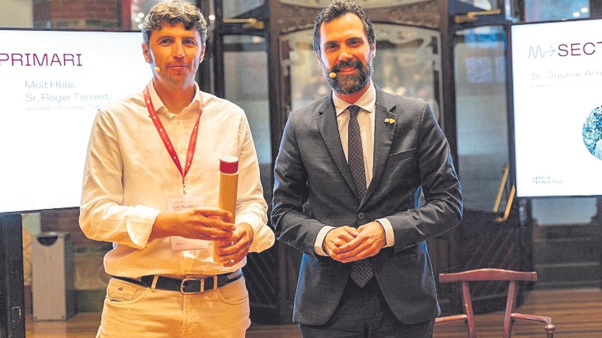 Jaume Armengol, president de la IGP Poma de Girona, amb el conseller Roger Torrent.