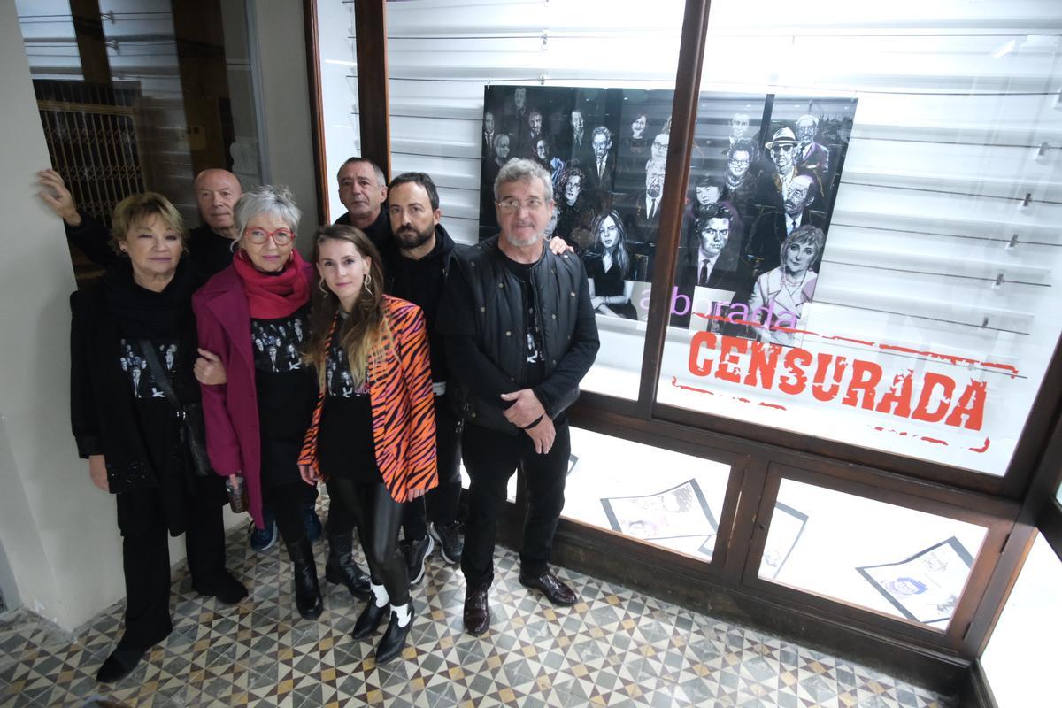 Artistas del colectivo Eldado durante la exposición de su portada en la sede de la Asociación Cultural La Tertulia de Elda-Petrer.