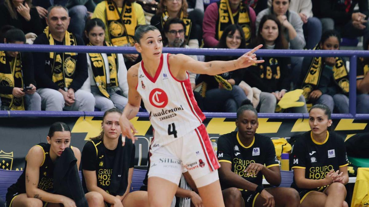 Mariona, buscando un pase durante el duelo ante el Jairis