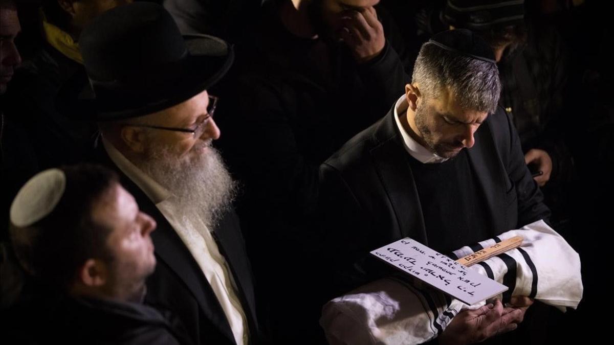 Funeral del bebé de Amichai y de la familia Shira Ish-Ran en el cementerio judio del Monte de los Olivos. El bebé nació con asistencia  despues de que su madre embarazada de ocho meses quedara en estado critico en un ataque con arma de fuego.