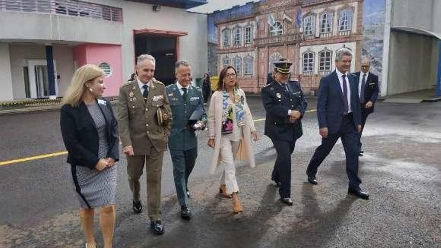 La subdelegada se acercó a dialogar con los representantes sindicales. // FdV