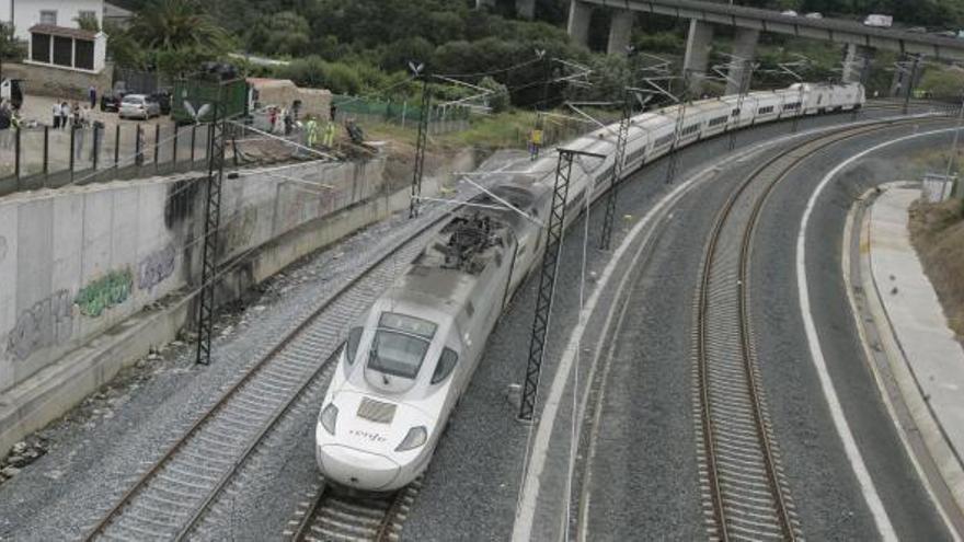 Un tren Alvia en la curva de Angrois.