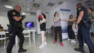 Las técnicas para evitar el maltrato: agentes de la Policía Nacional enseñan a autodefenderse ante una agresión