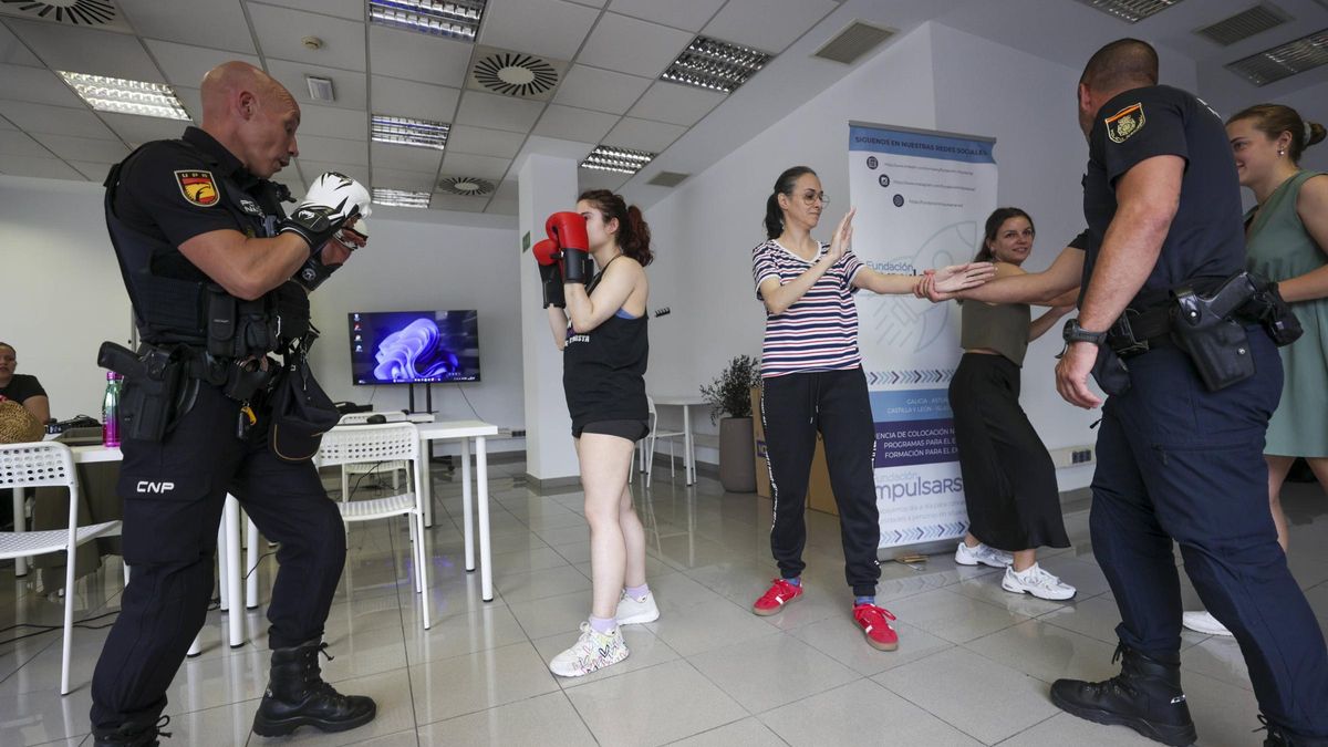 Así son los cursos de autodefensa que imparte la Policía Nacional a las víctimas de violencia de género: "Lo más importante es mantener la distancia"