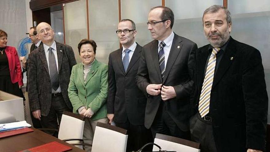 Los tres rectores de las universidades gallegas con la conselleira de Sanidade y el de Educación. / xoan álvarez