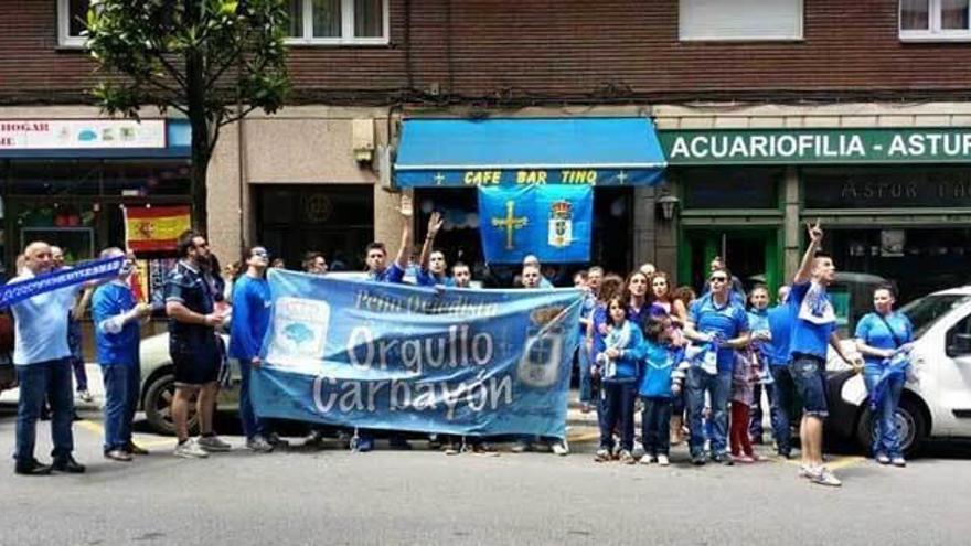 La sede de la peña, decorada con banderas y globos del Oviedo.