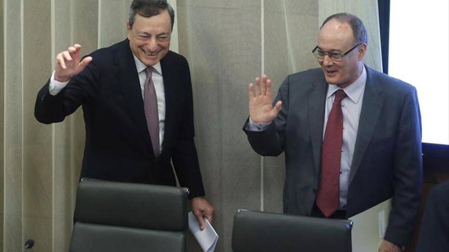 Mario Draghi insta a los bancos a recortar más oficinas y plantilla