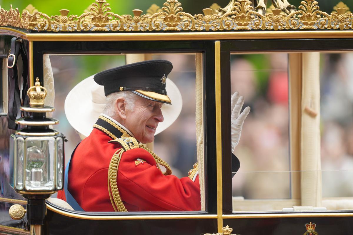 15 June 2024, United Kingdom, London: Britains King Charles III and Queen Camilla travel along The Mall to the Trooping the Colour ceremony at Horse Guards Parade, central London, to celebrate King Charles III official birthday. Photo: James Manning/PA Wire/dpa 15/06/2024 ONLY FOR USE IN SPAIN / James Manning/PA Wire/dpa;Human Interest;Trooping the Colour## PA2024;royal;Trooping;royalty;Britains Kings Birthday Parade;