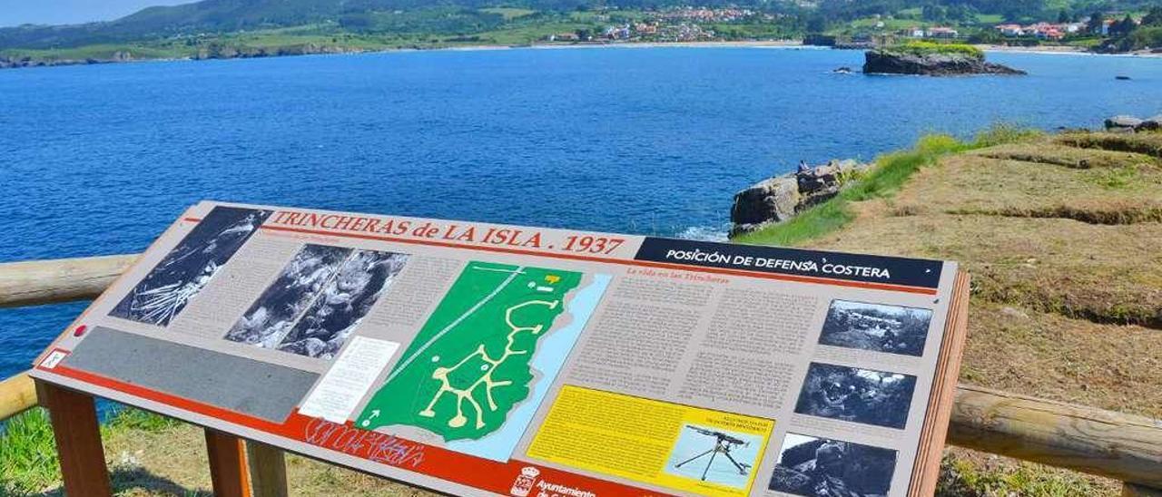 Panel explicativo de la historia de esta construcción en la playa de La Isla.