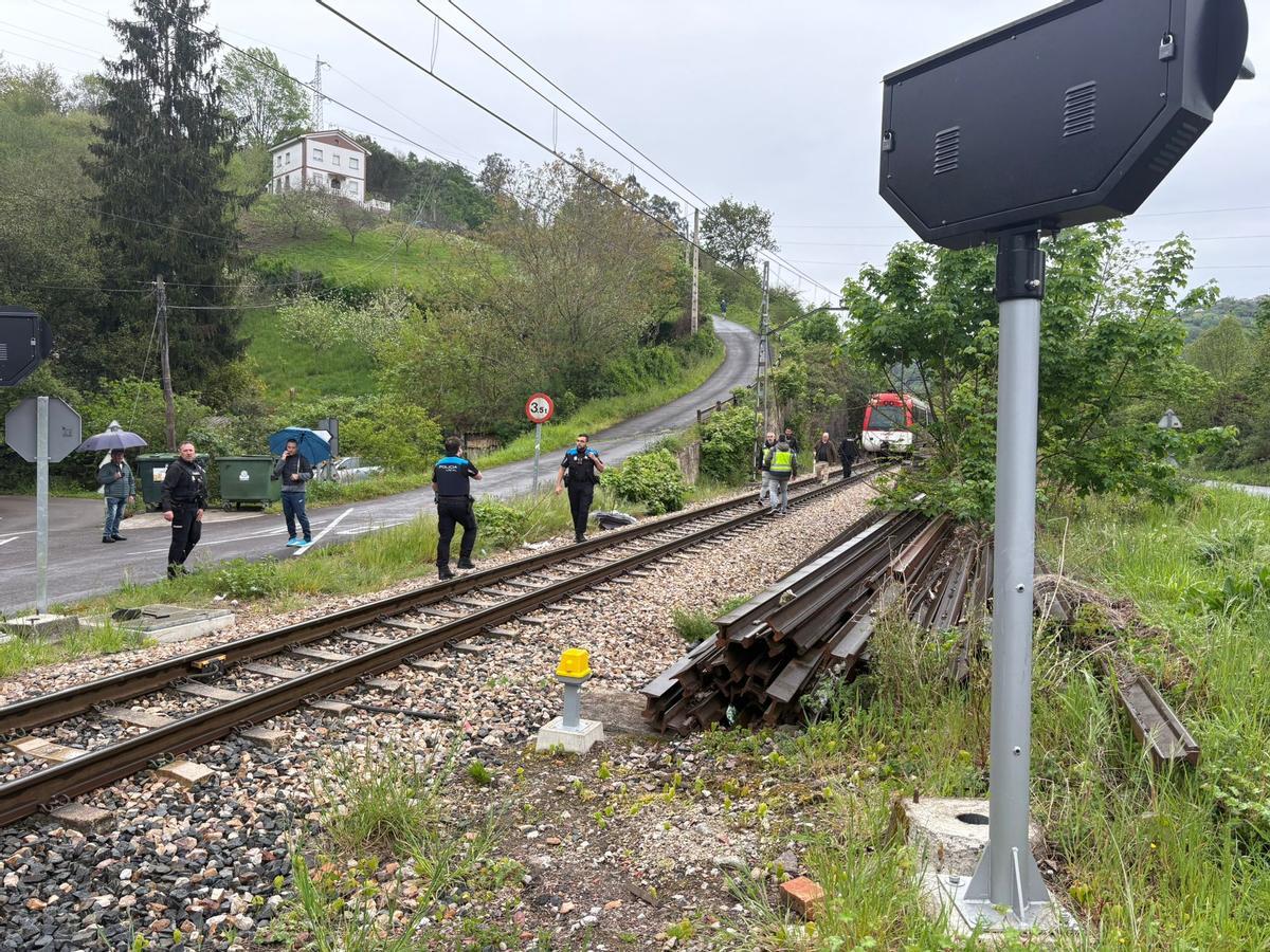 Accidente ferroviario mortal en Langreo: fallece un hombre arrollado por un tren cuando cruzaba las vías en un paso a nivel sin barreras en Sama.